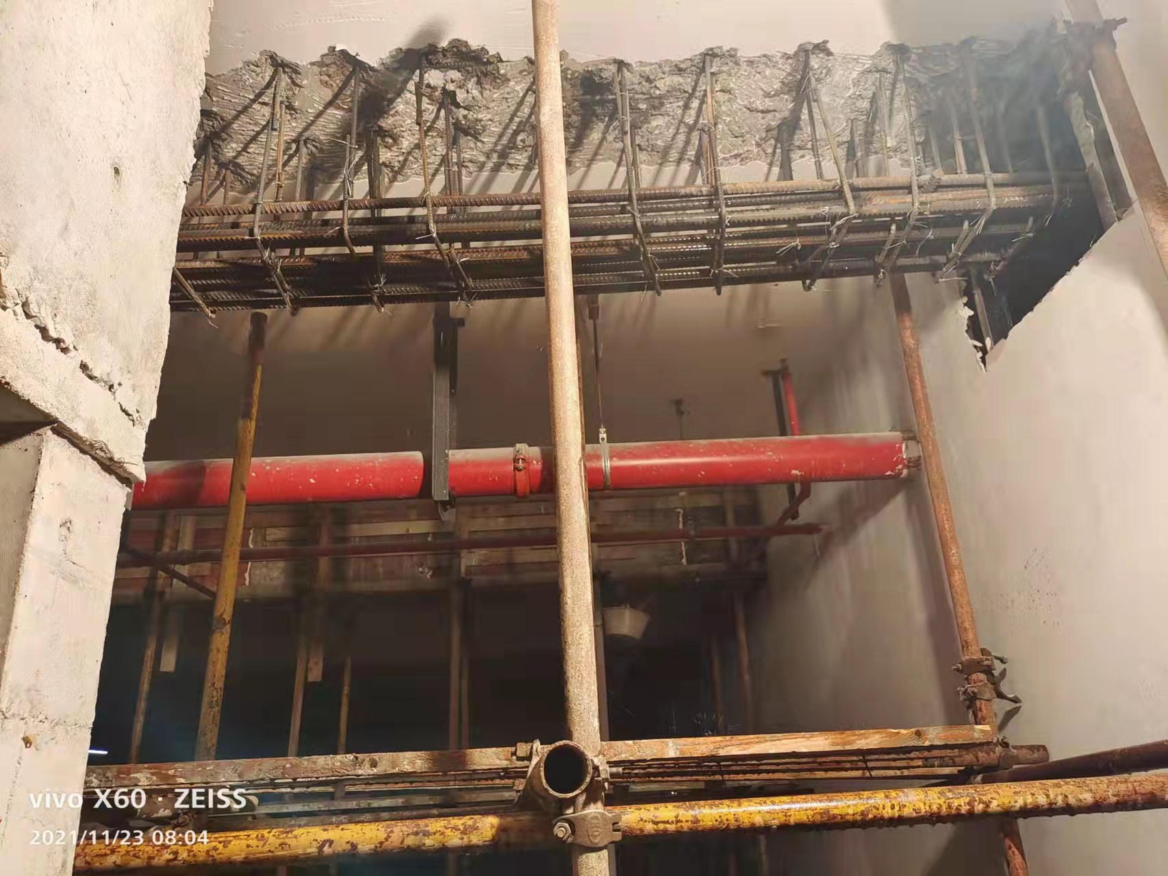 钢筋锈蚀后，混凝土结构机能或许会被裂化和粉碎